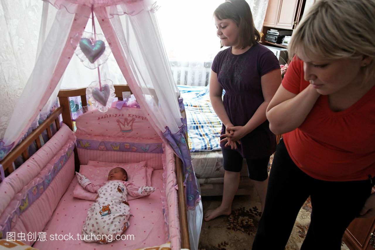 一个俄国女人羡慕她的新生儿和她的女儿。