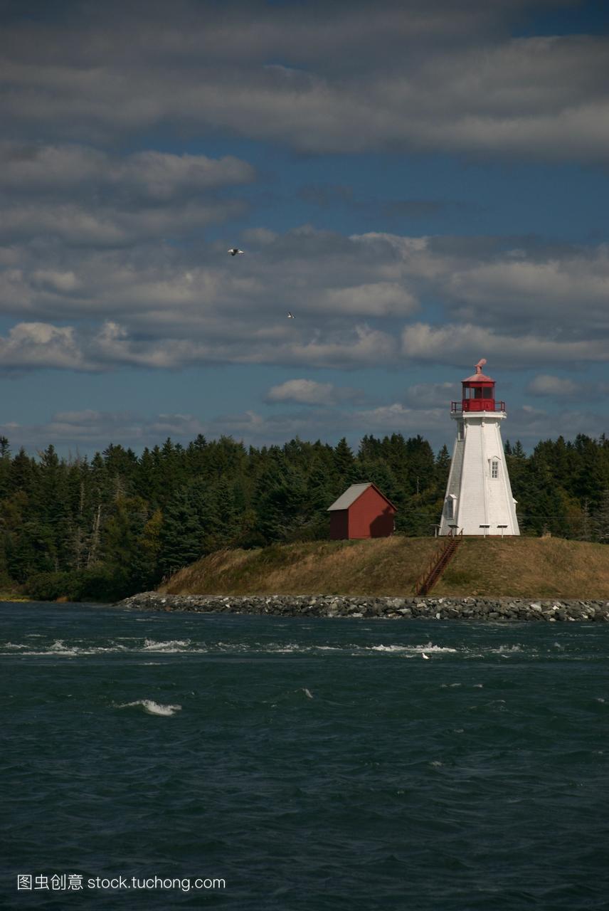 潮水冲过加拿大的灯塔。