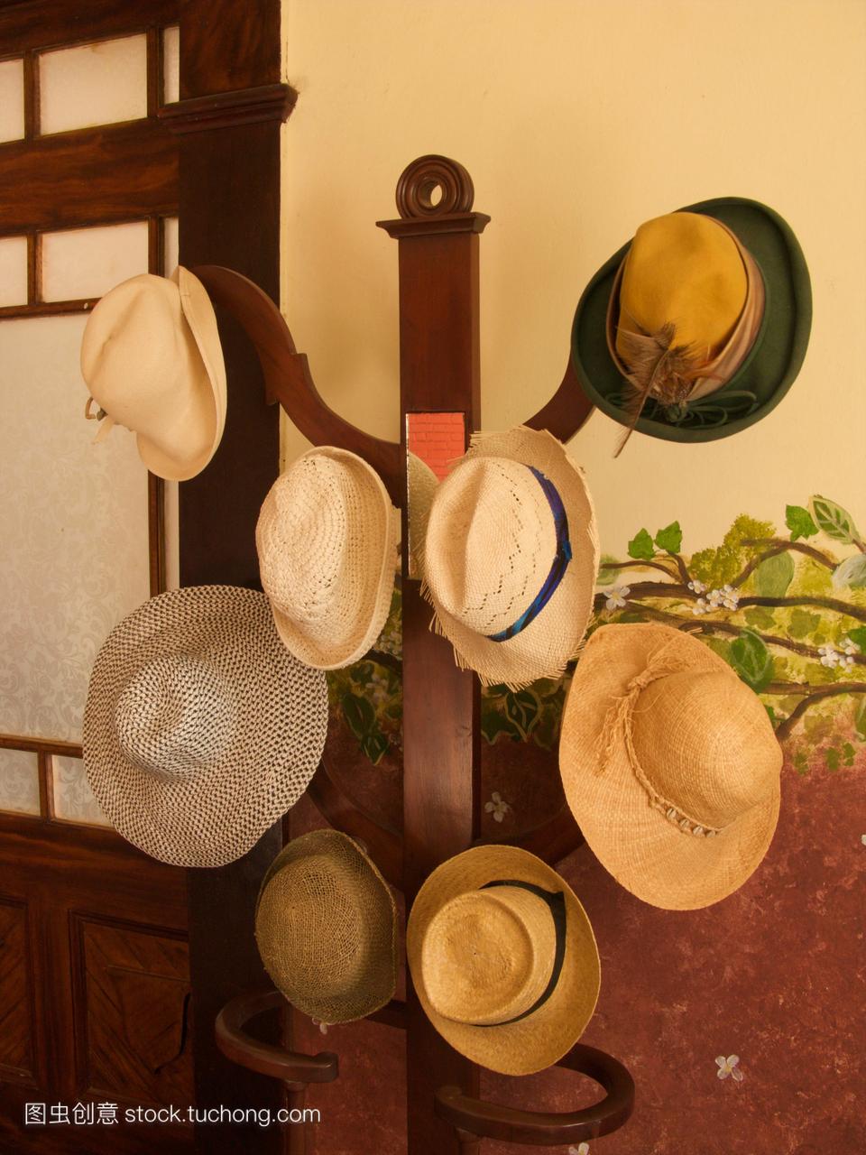 在鬼屋旅馆的大鼠架子上挂着各种各样的帽子。