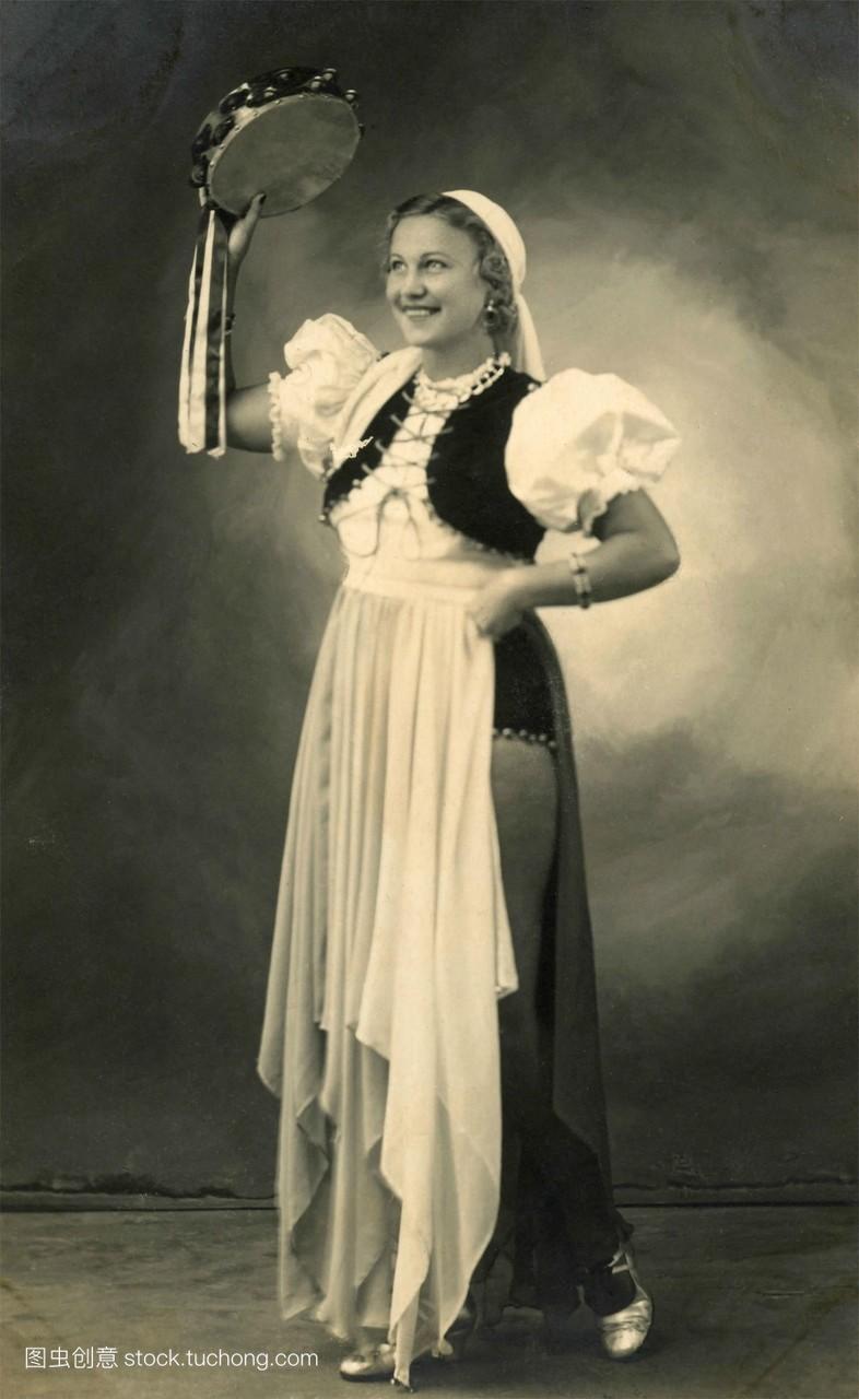意大利的手鼓和传统服装的女人