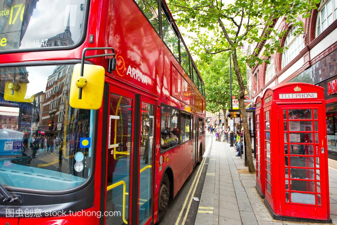 一个明亮的红色双层巴士停在旁边的一对标志性