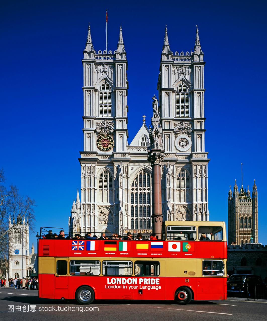 威斯敏斯特大教堂和红色旅游观光巴士,伦敦,英
