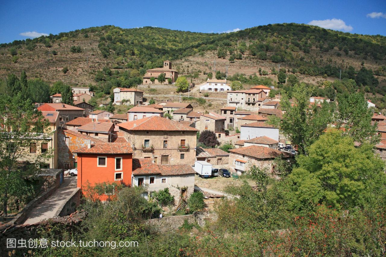 西班牙里奥哈葡萄酒村庄坐落在群山之中
