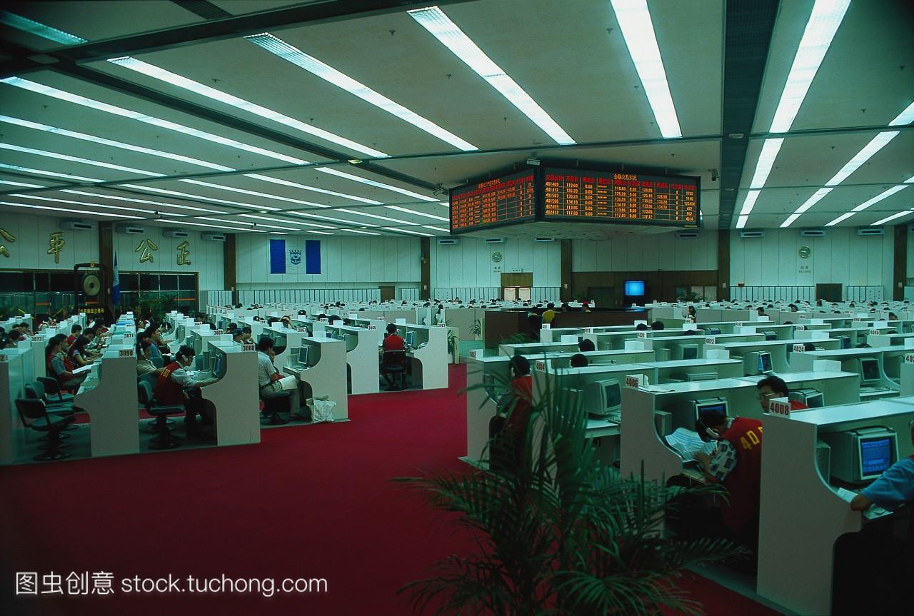 证监会：沪深北交易所中战略性新兴产业上市公司数量已接近2700家