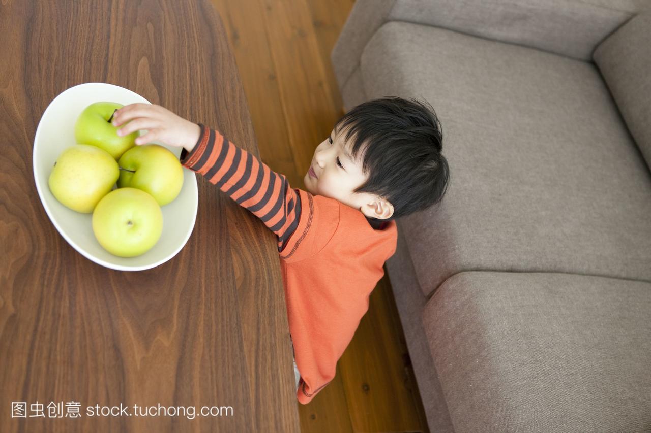客厅,生活方式,水果,儿童,沙发,一个人,食品,男孩