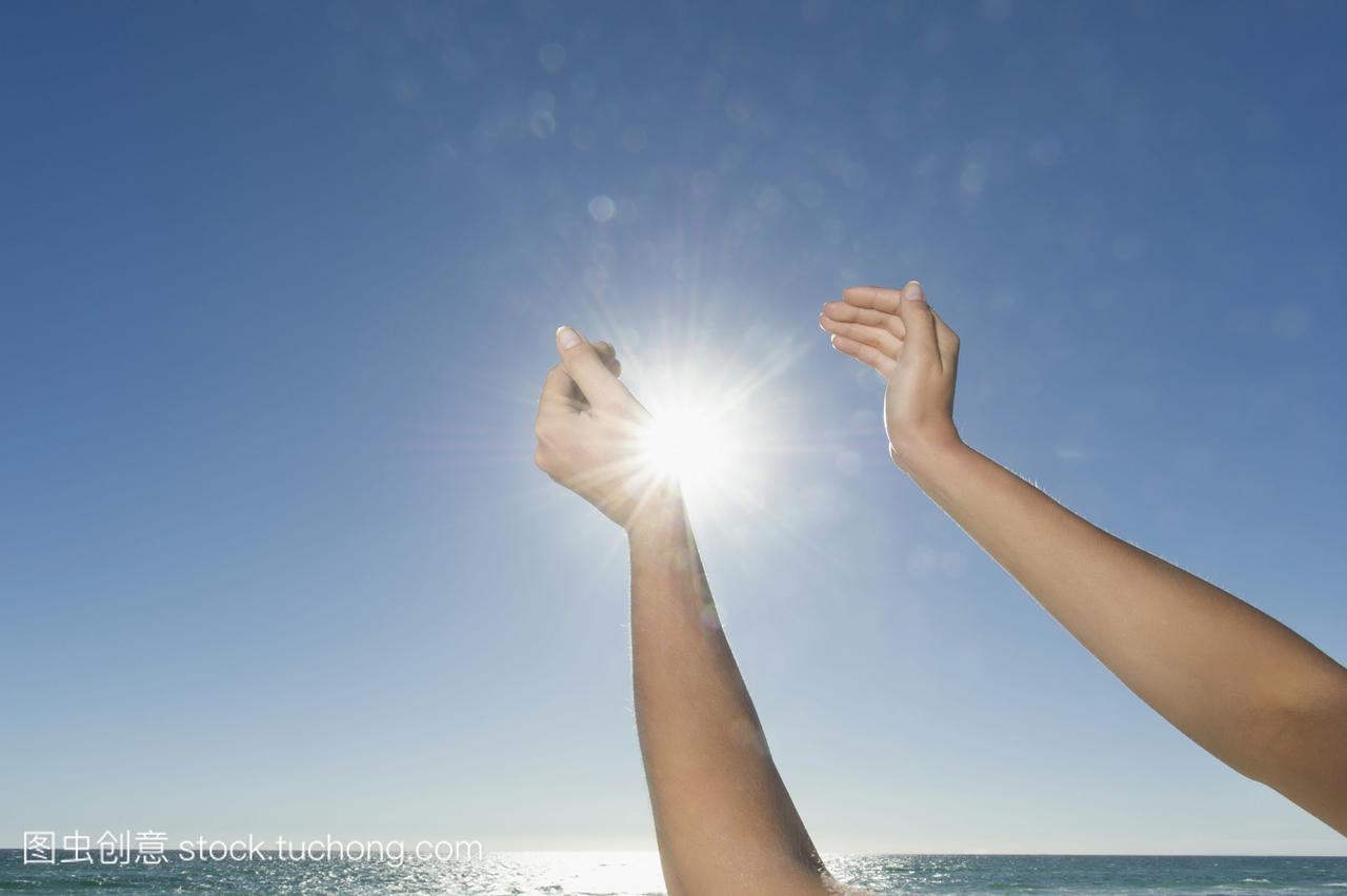 西班牙裔妇女在沙滩上晒太阳