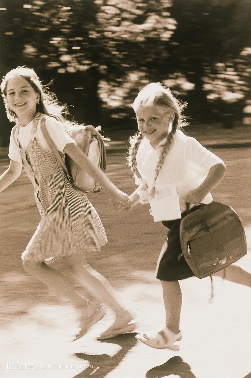 女孩跑在街上书包黑色和白色