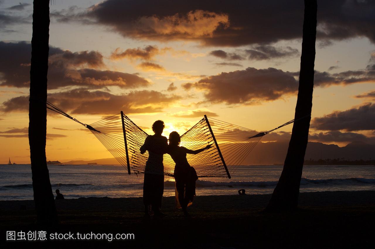 美国夏威夷欧胡岛轮廓的女人和男人站在吊床K