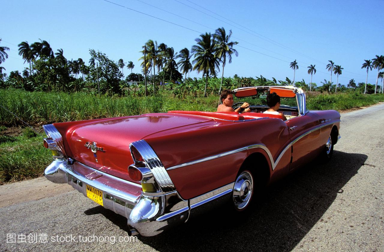 古巴,巴拉德罗年轻的古巴人在旧的美国车
