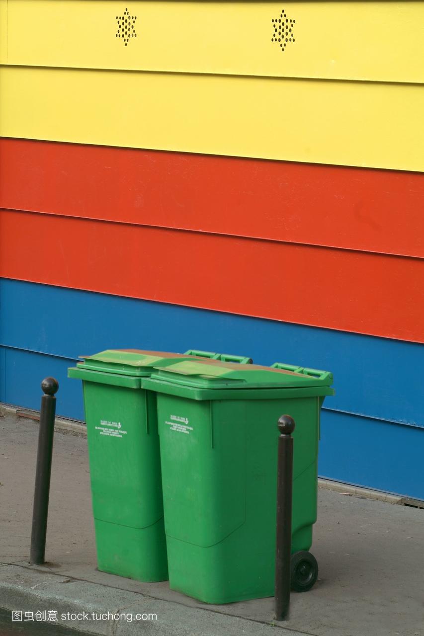 法国巴黎2绿色垃圾箱