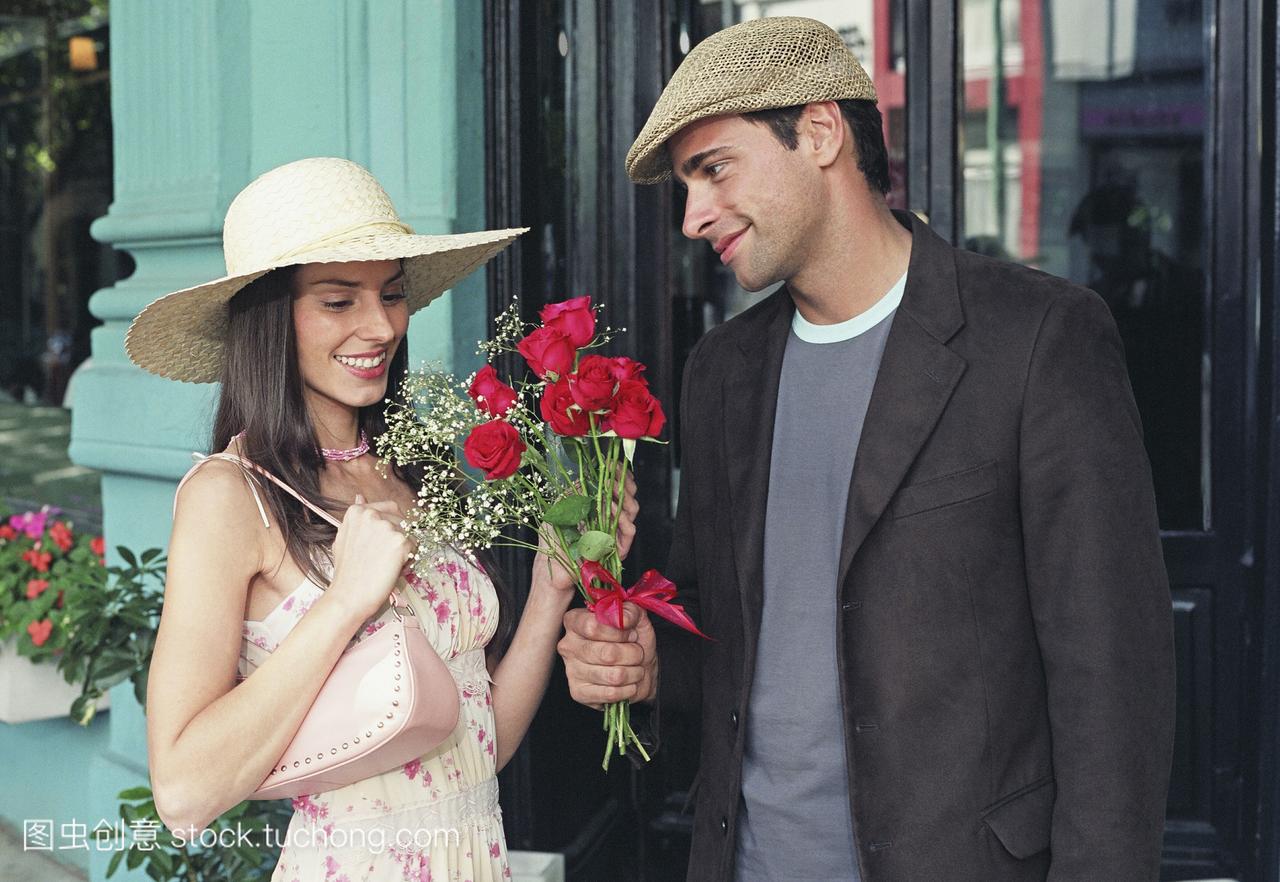 西班牙裔男人给女朋友送花