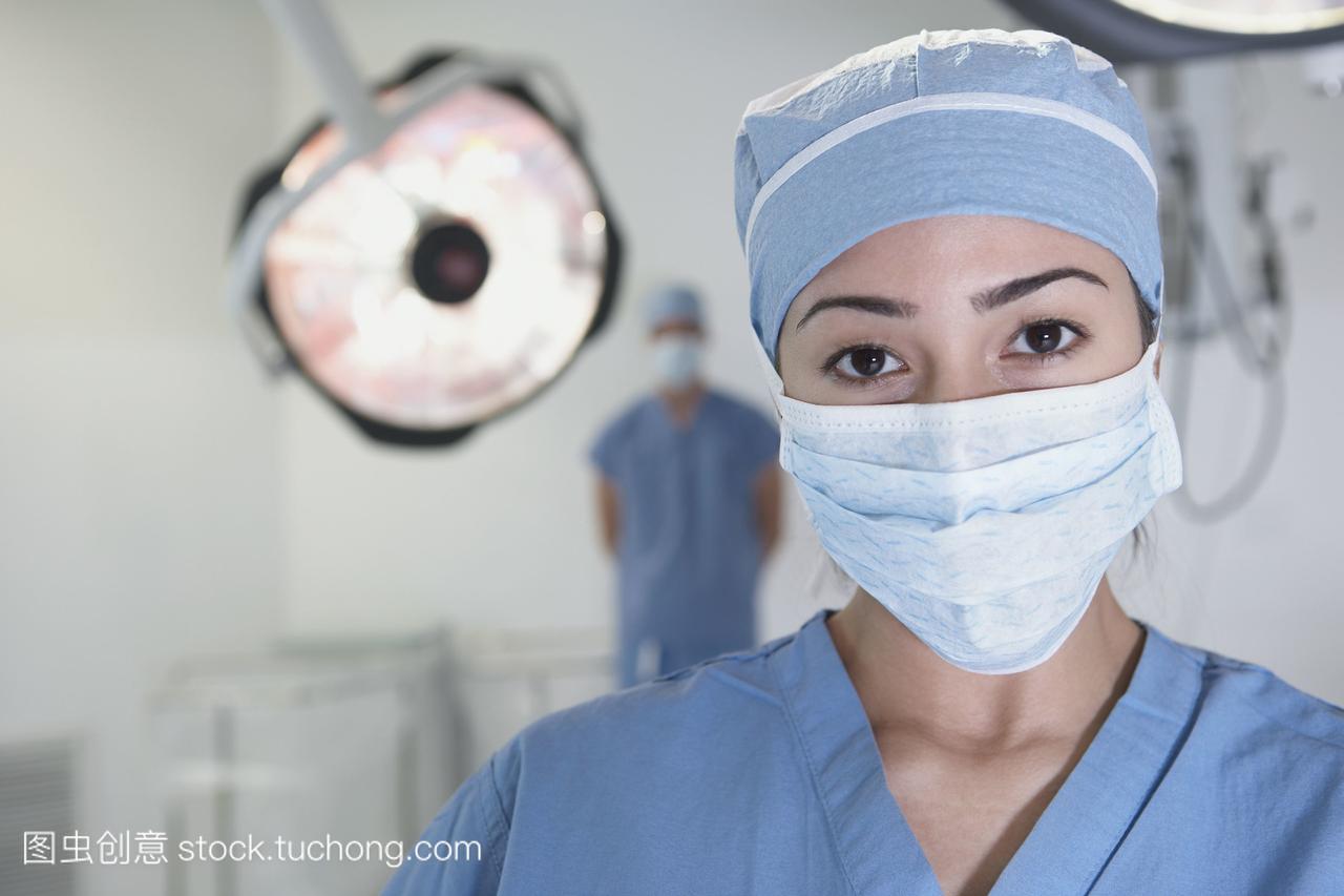 西班牙女医生在手术室戴口罩