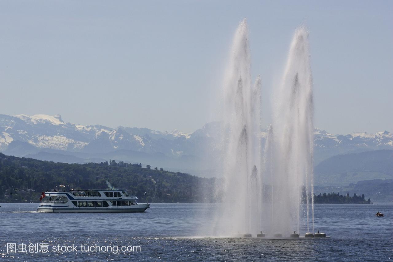 喷泉在苏黎世湖游览船和高山全景瑞士苏黎世附
