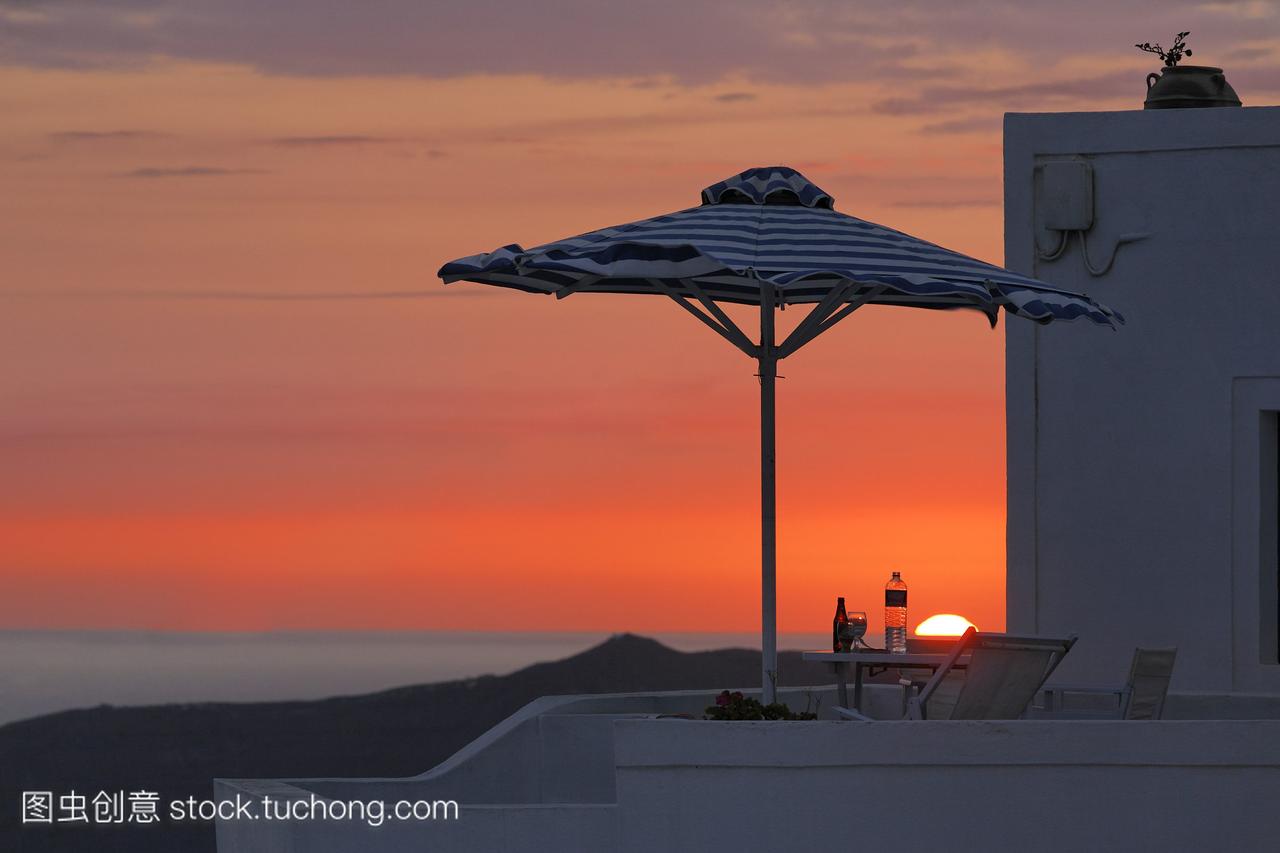一个表在一个平台一个夕阳西下的太阳伞imero