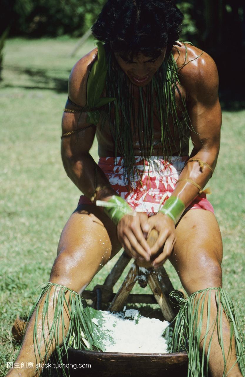 库克群岛,拉罗汤加,文化村庄当地人shreading椰