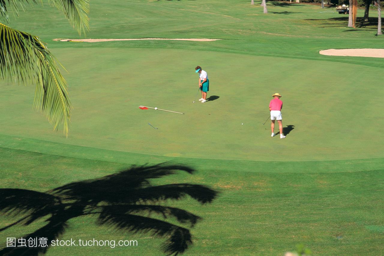 岛附近海岸线背风面乡村俱乐部两个高尔夫球手