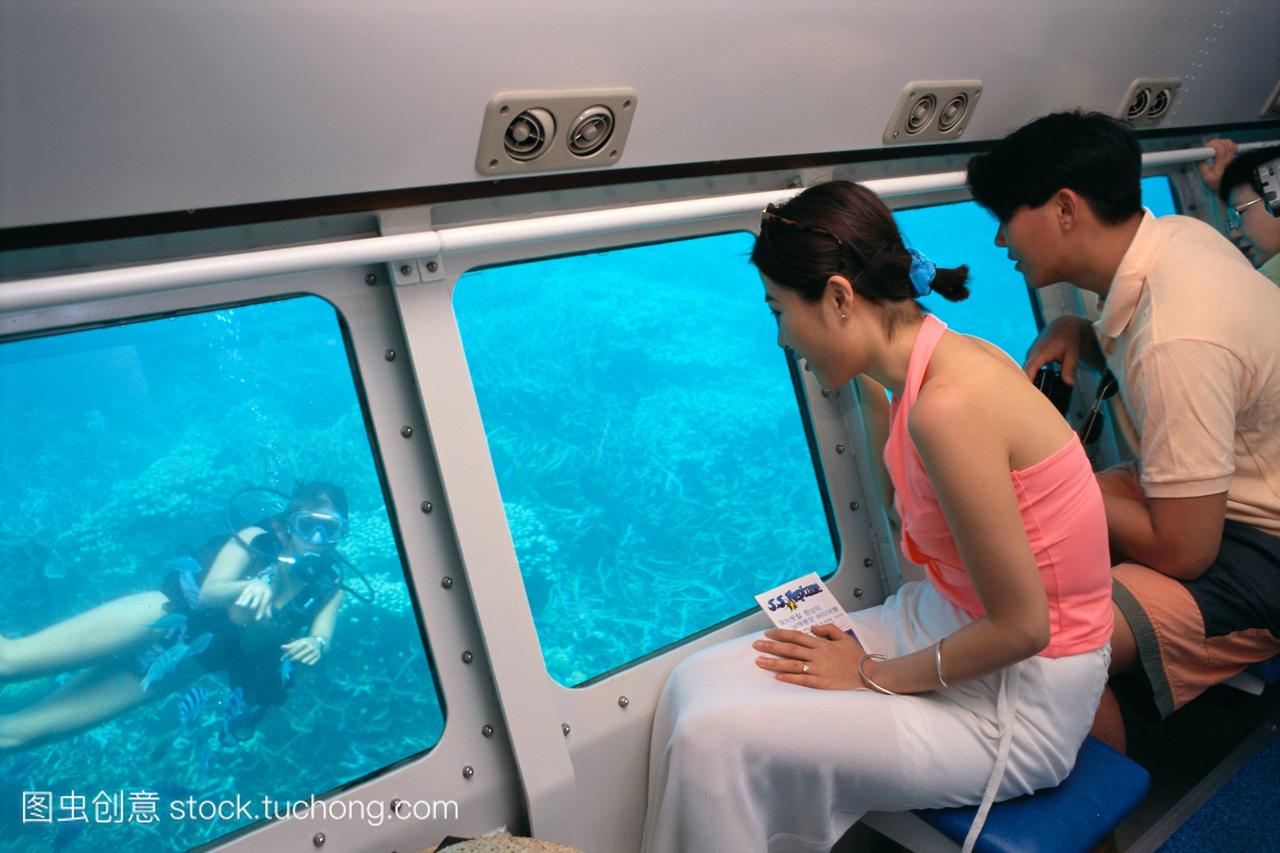 关岛夫妇在党卫军海王星潜艇女人潜水员在水下