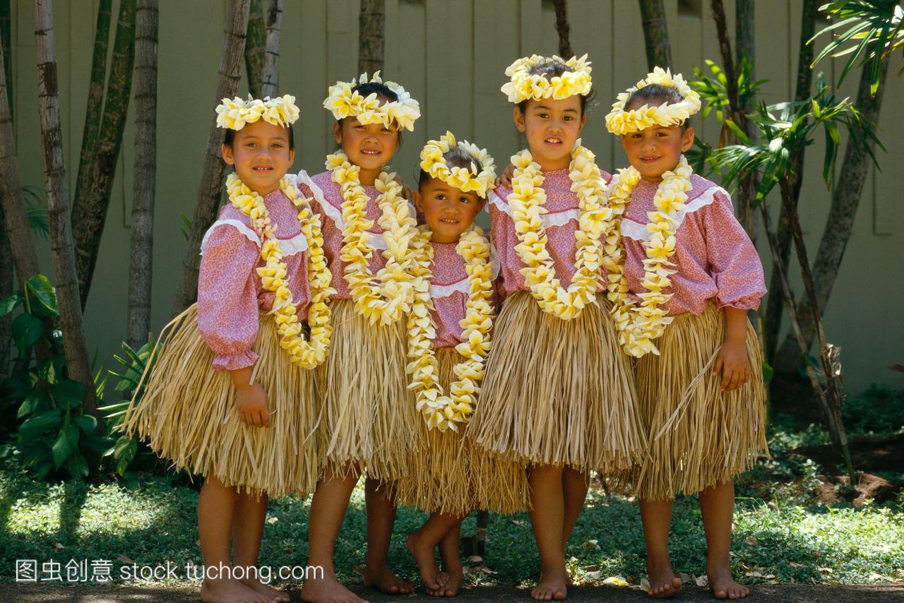 夏威夷五个小女孩草草裙舞裙子plumeria花环在