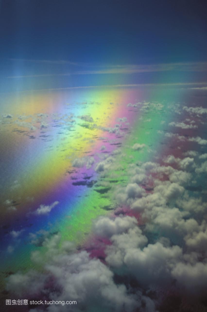 两极化的彩虹和云朵在海洋上空