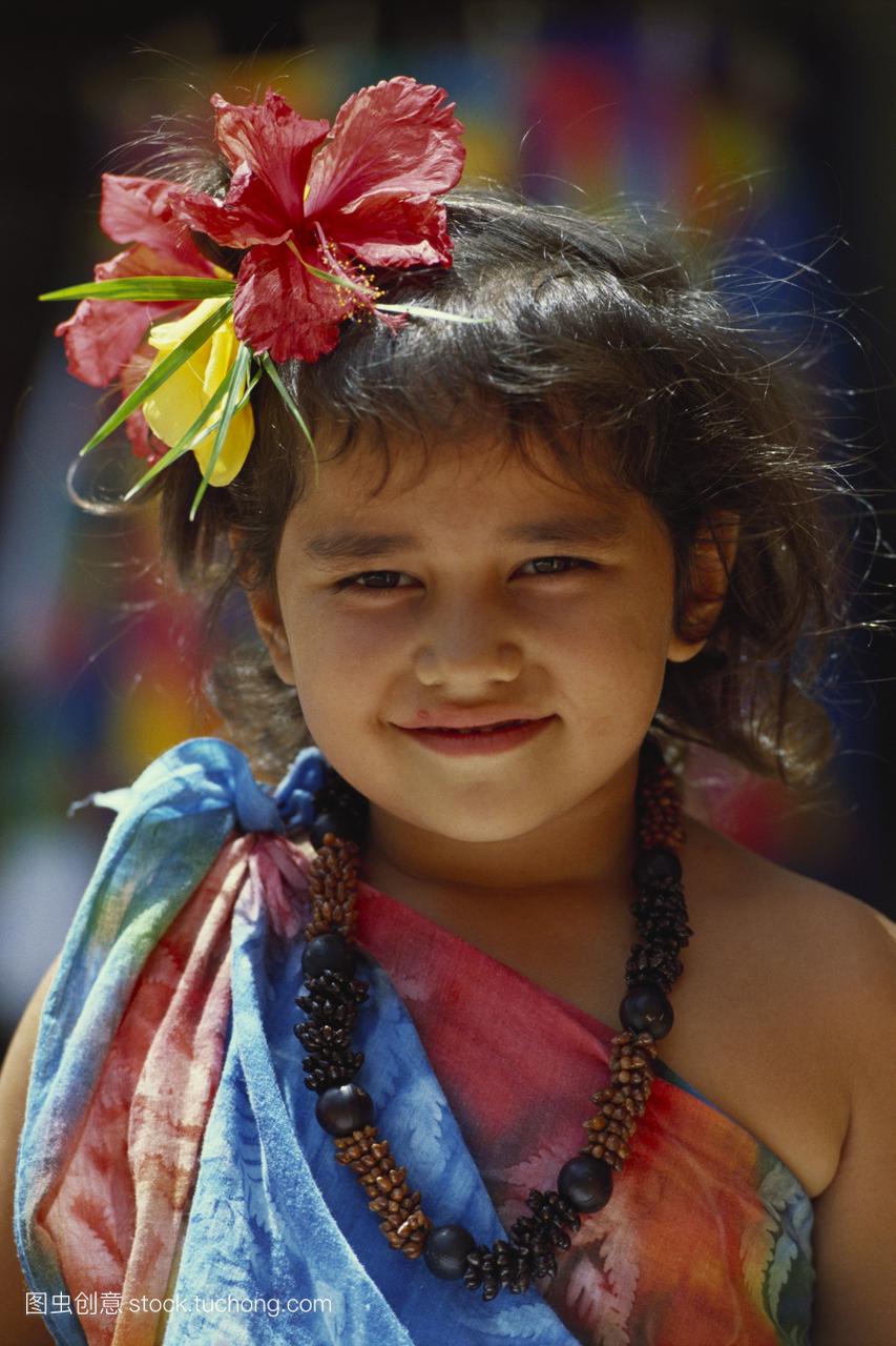 法属波利尼西亚塔希提岛当地女孩在五颜六色的
