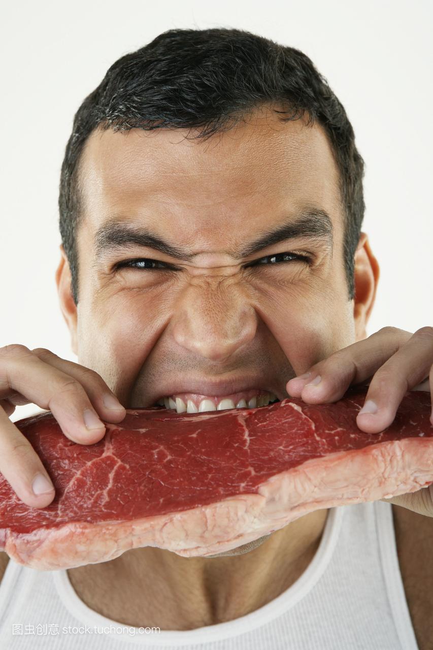西班牙人咬生牛肉