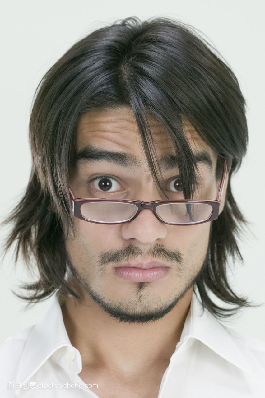 年轻的西班牙裔男子戴眼镜