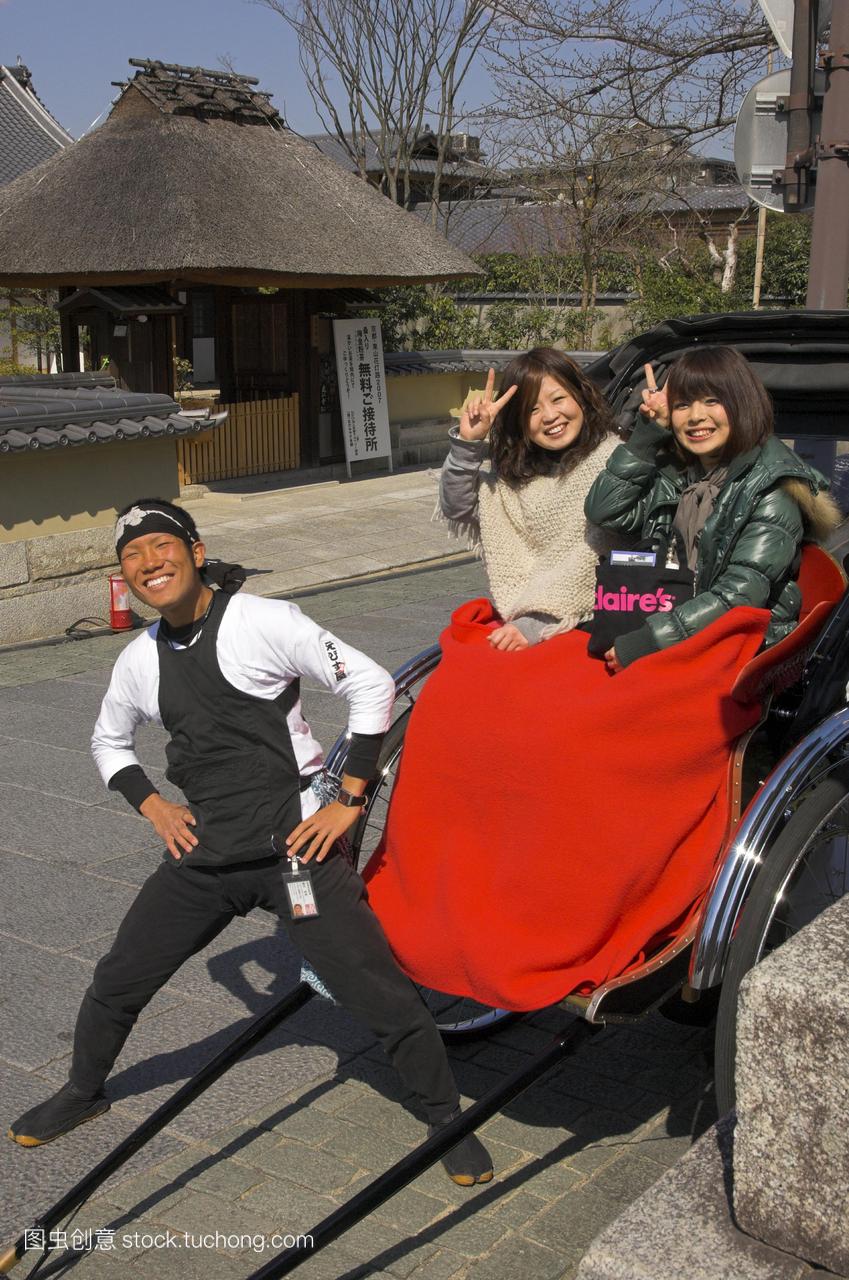 人力车夫和两个年幼的日本女性与红毯挥舞相机