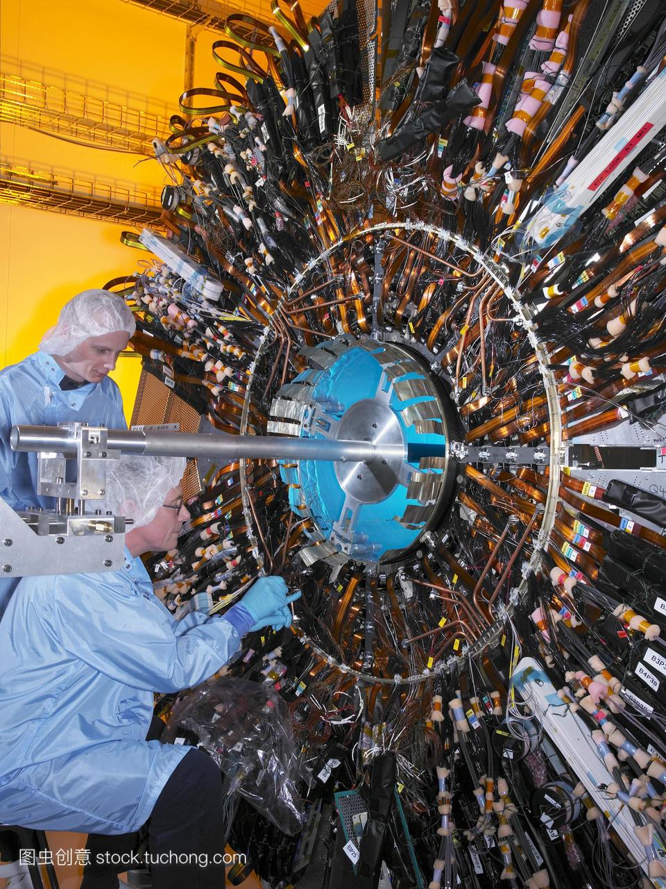 lLHC装置探测器在干净的房间里在CERN欧洲粒