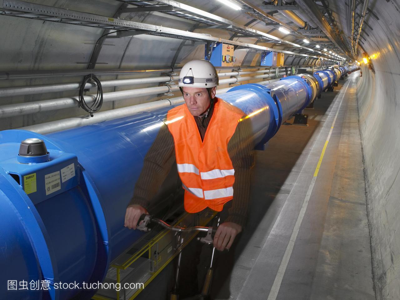 大型强子对撞机的隧道合成图像。在瑞士日内瓦