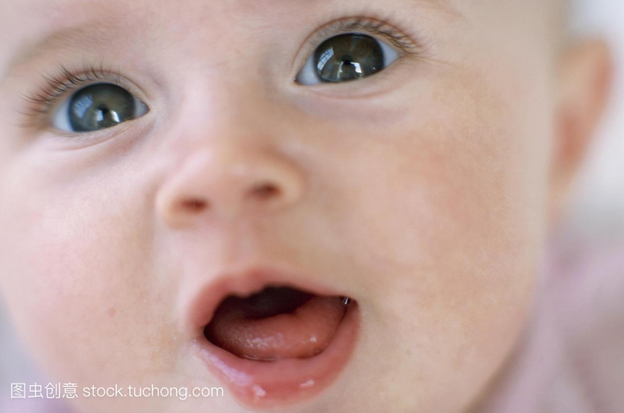 模型发布。婴儿。一个4个月大的女婴的脸。