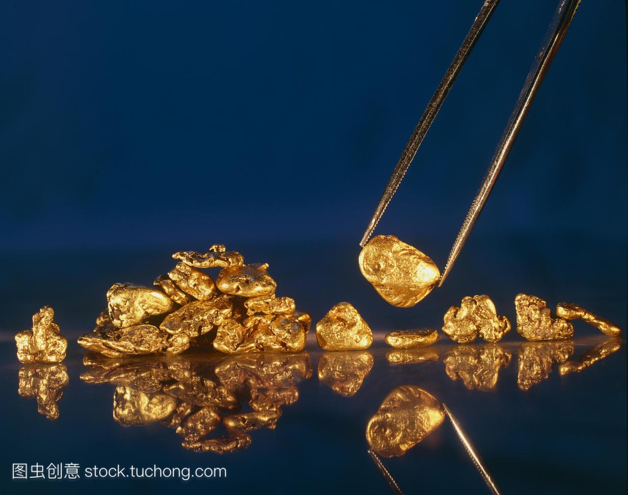 黄金。掘金金子做的。黄金是元素周期表的第7
