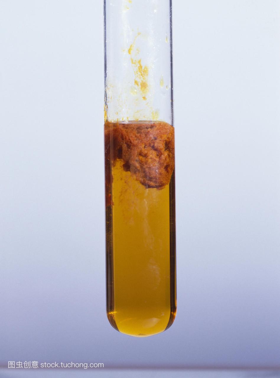 铁III氢氧化物FeOH3作为rust-brown凝胶状