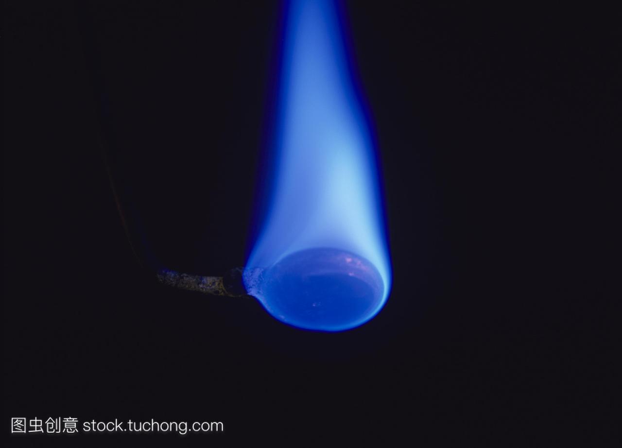 硫在空气中燃烧。硫被烧在勺子上,产生蓝色的