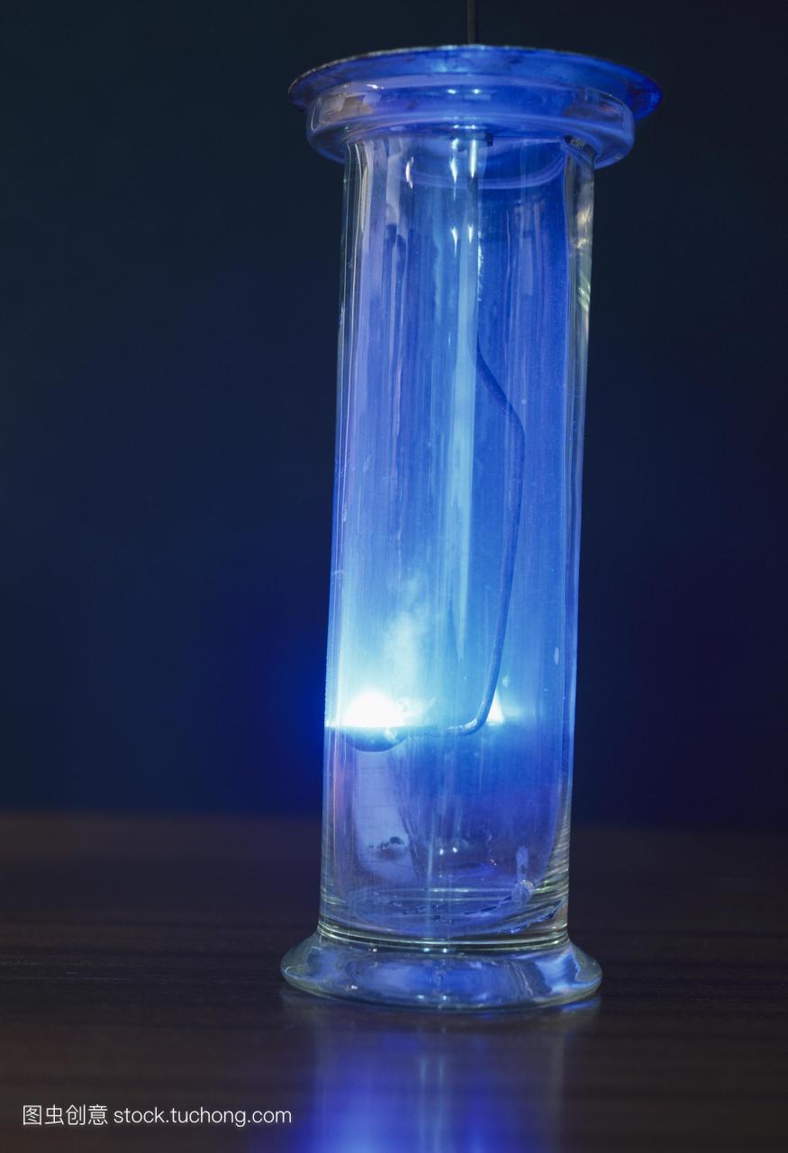 在烧瓶中燃烧的硫磺,产生明亮的蓝色火焰。硫