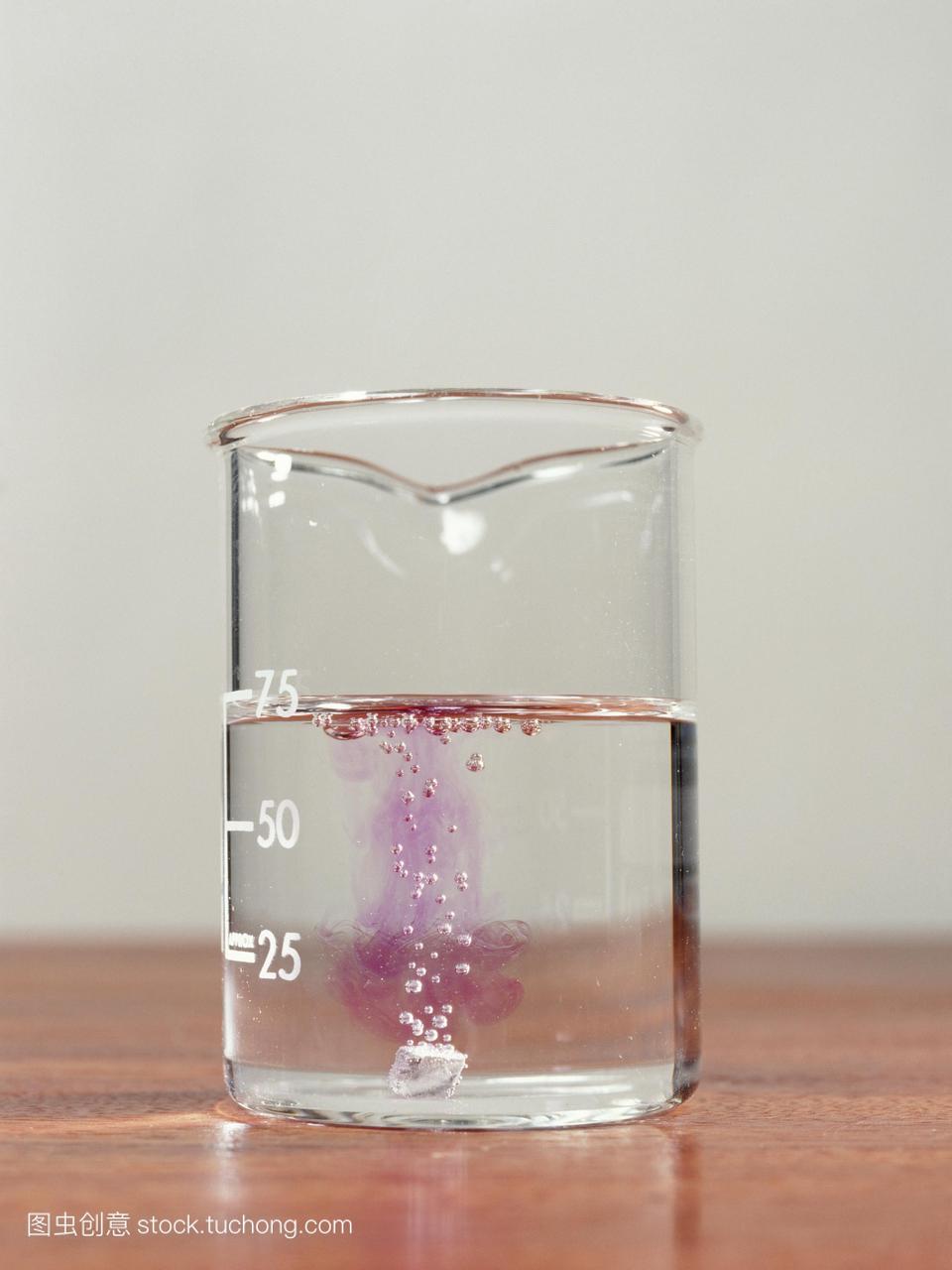 可以看到氢的气泡从一个乙醇的烧杯里的钠金属碎片中升起