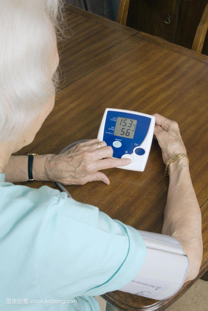 模型发布。家庭血压测试。在家中使用数字血压