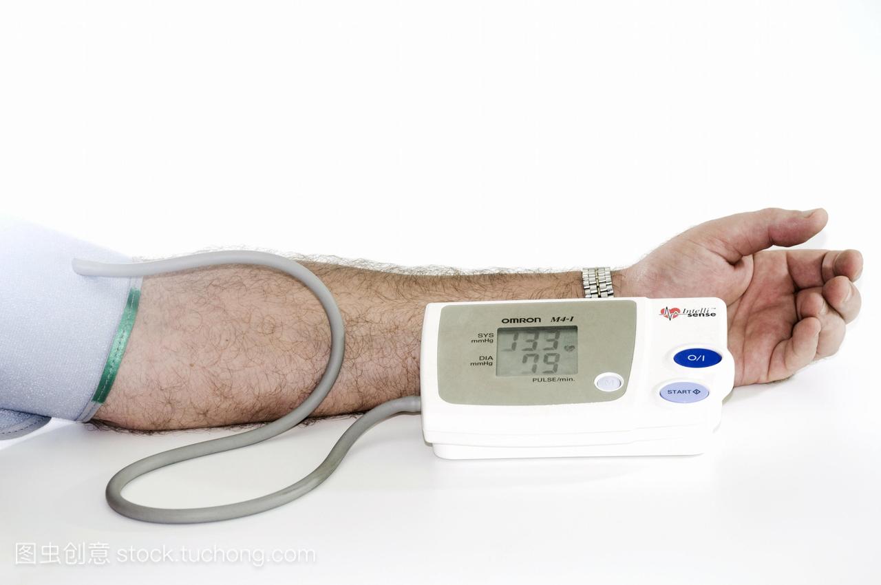 检查血压。一个人手臂上的数字血压监测器sp