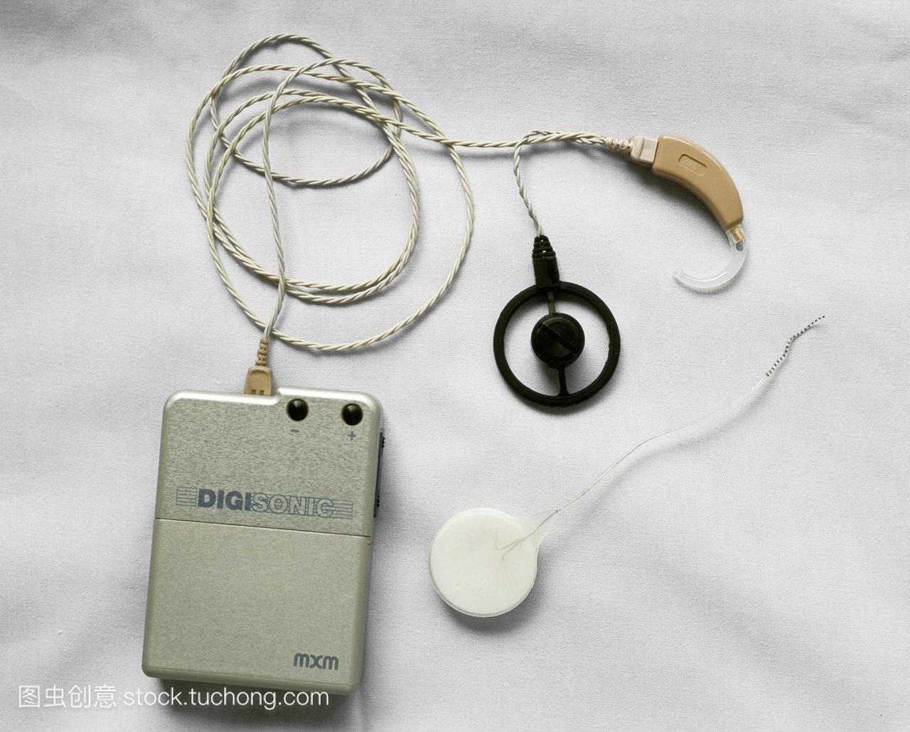 耳蜗植入和放大器植入的外部声音处理器右上坐