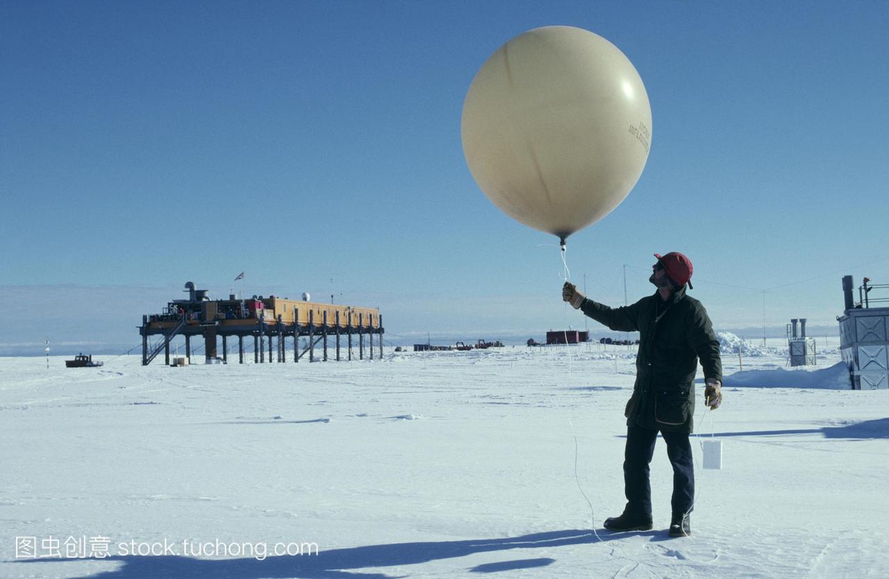气象气球。大气研究人员发射无线电探空气球。