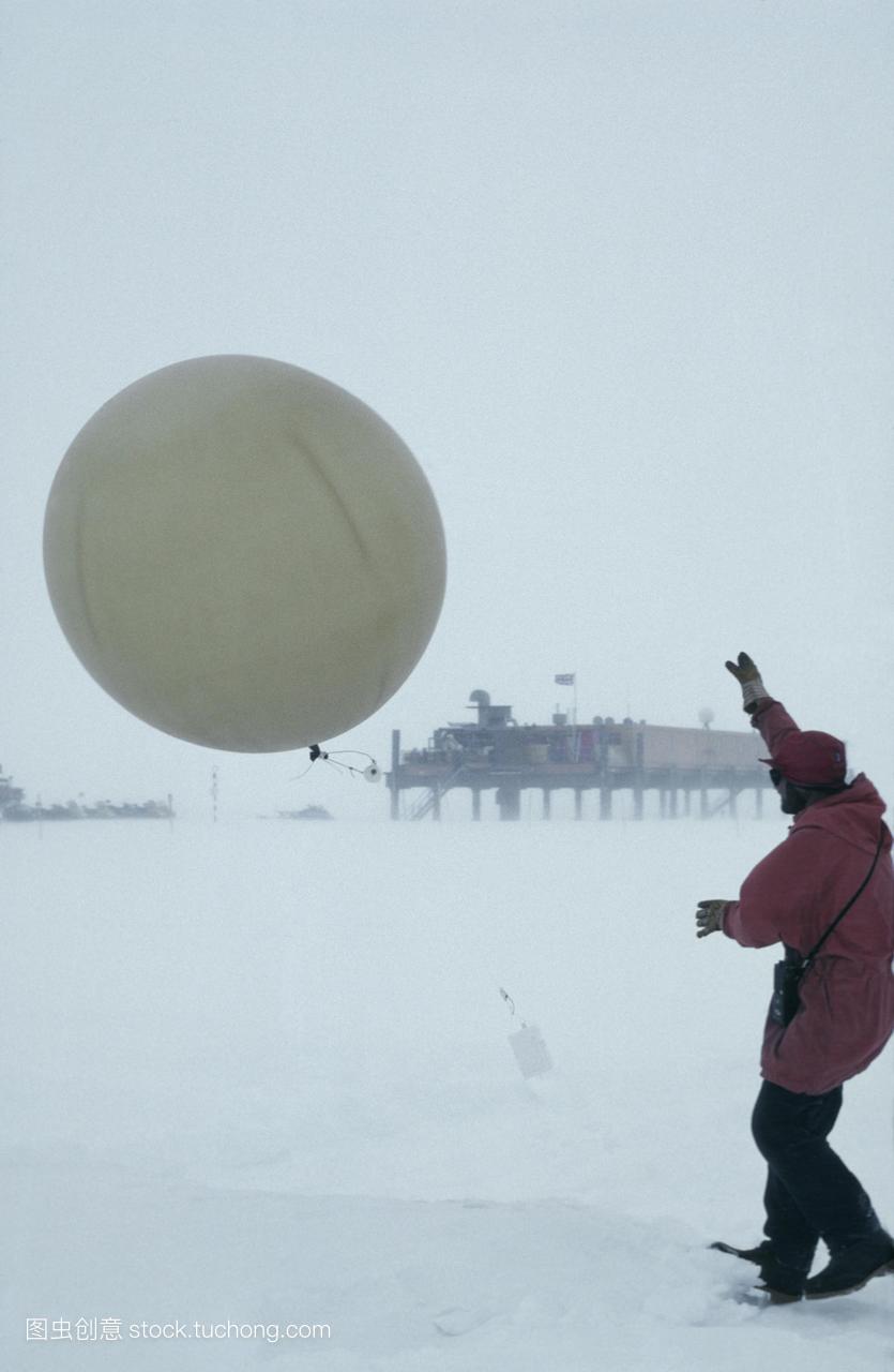 气象气球。研究员发射无线电探空仪气象气球拿