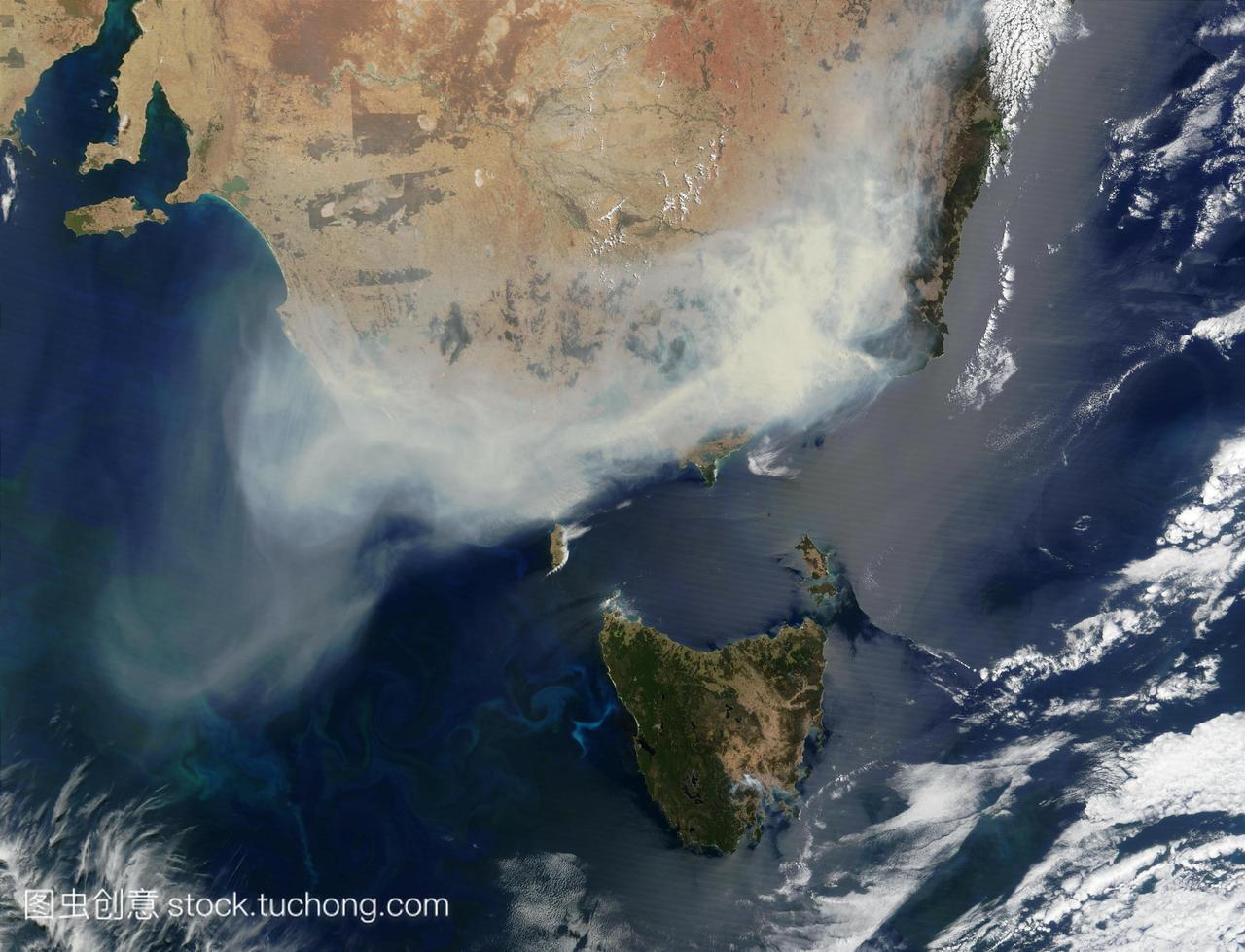灌丛火灾烟雾。卫星图像的烟从林火在澳大利亚