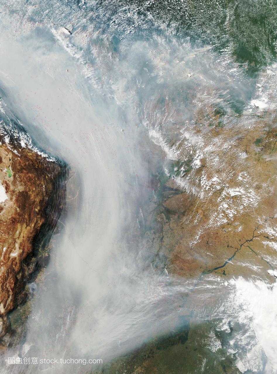 南美洲的森林火灾。在南美洲,在巴西-玻利维亚
