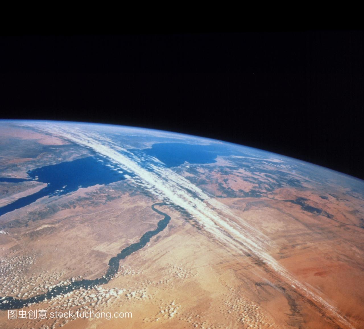 的地方。双子12号在埃及撒哈拉沙漠上空的喷