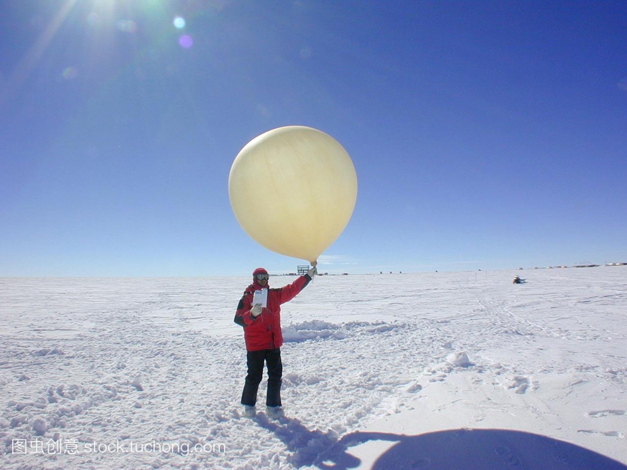 南极研究气象气球。研究人员在南极洲的康科迪