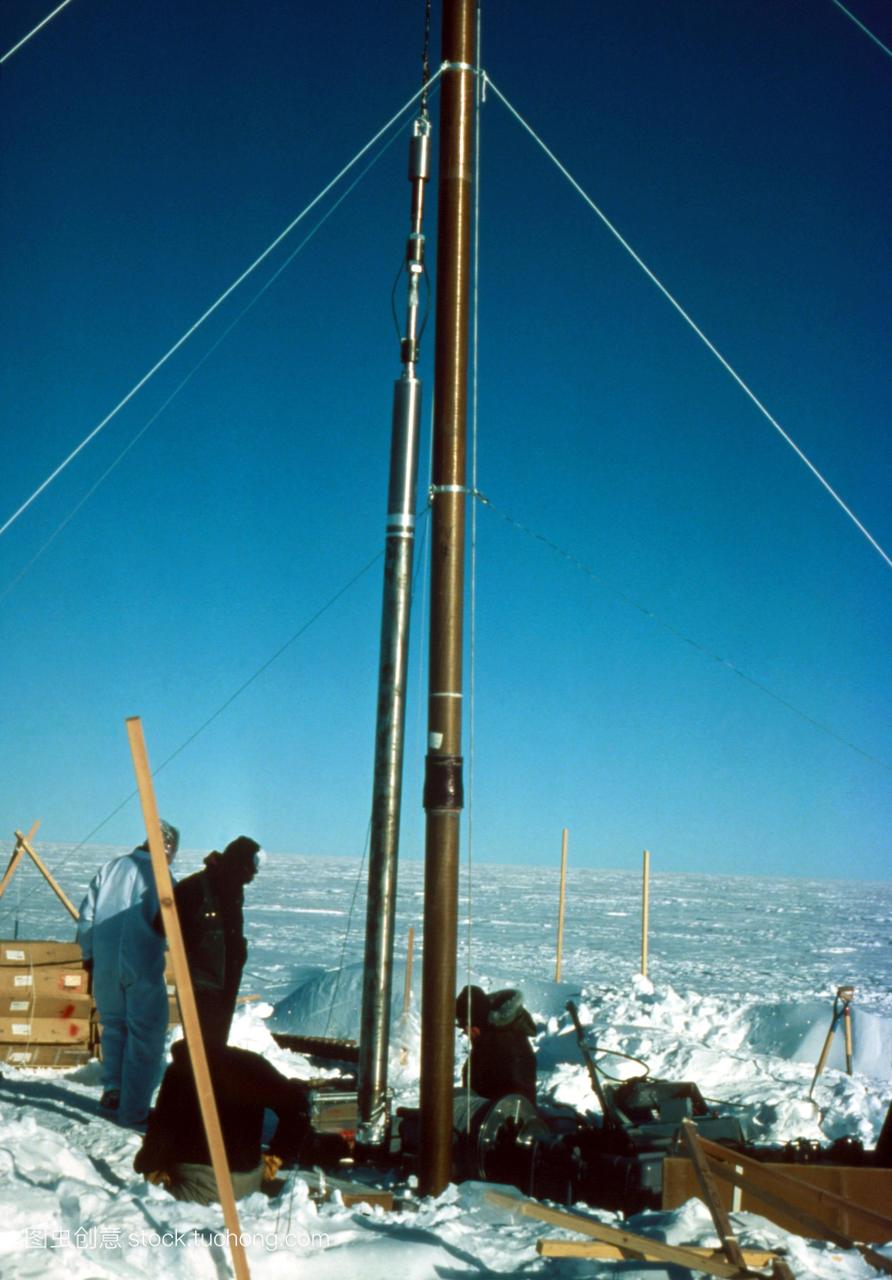 英国南极考察队bas冰川学家使用机电冰钻从南