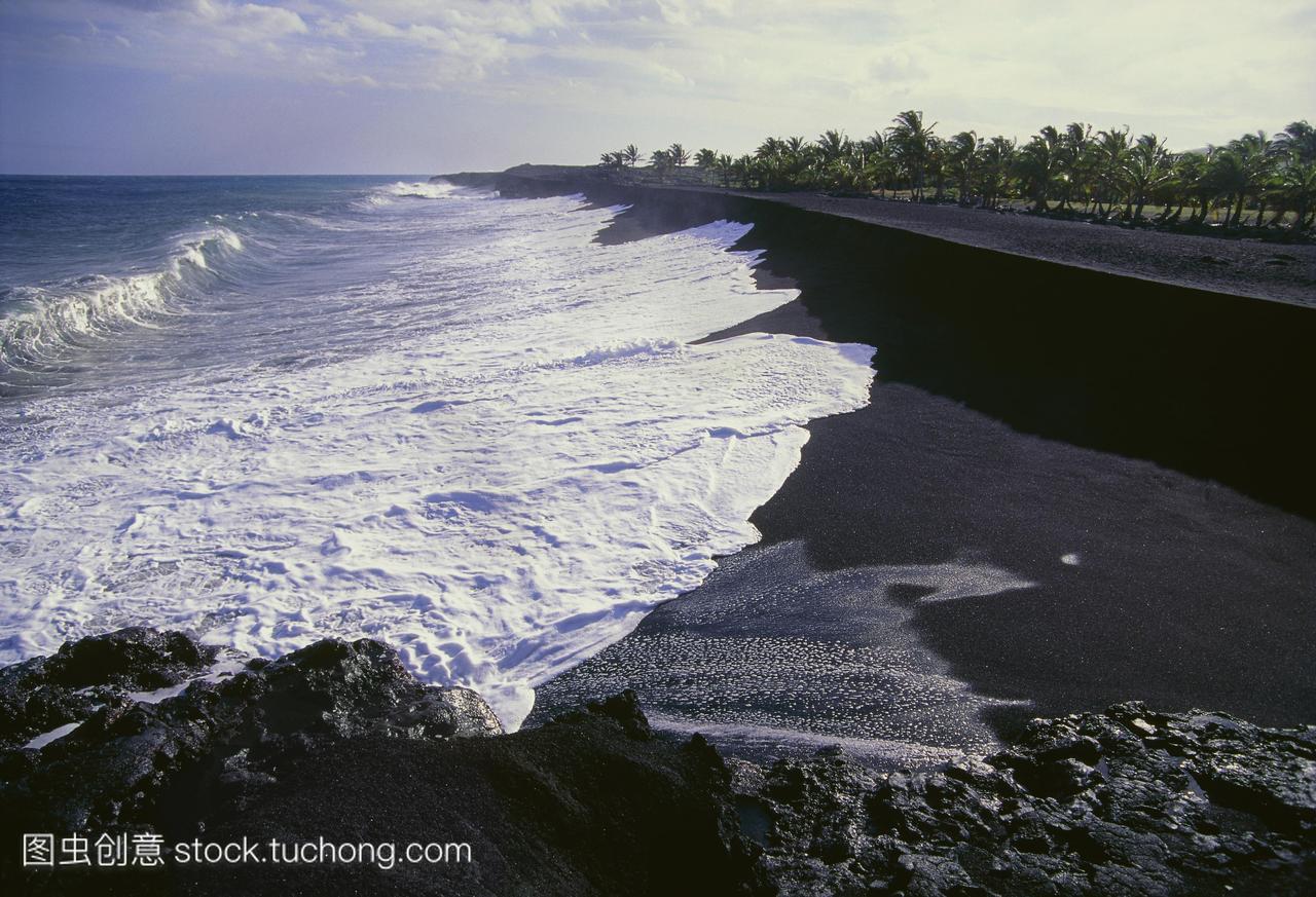 在夏威夷火山国家公园的熔岩碎片上的黑色沙滩