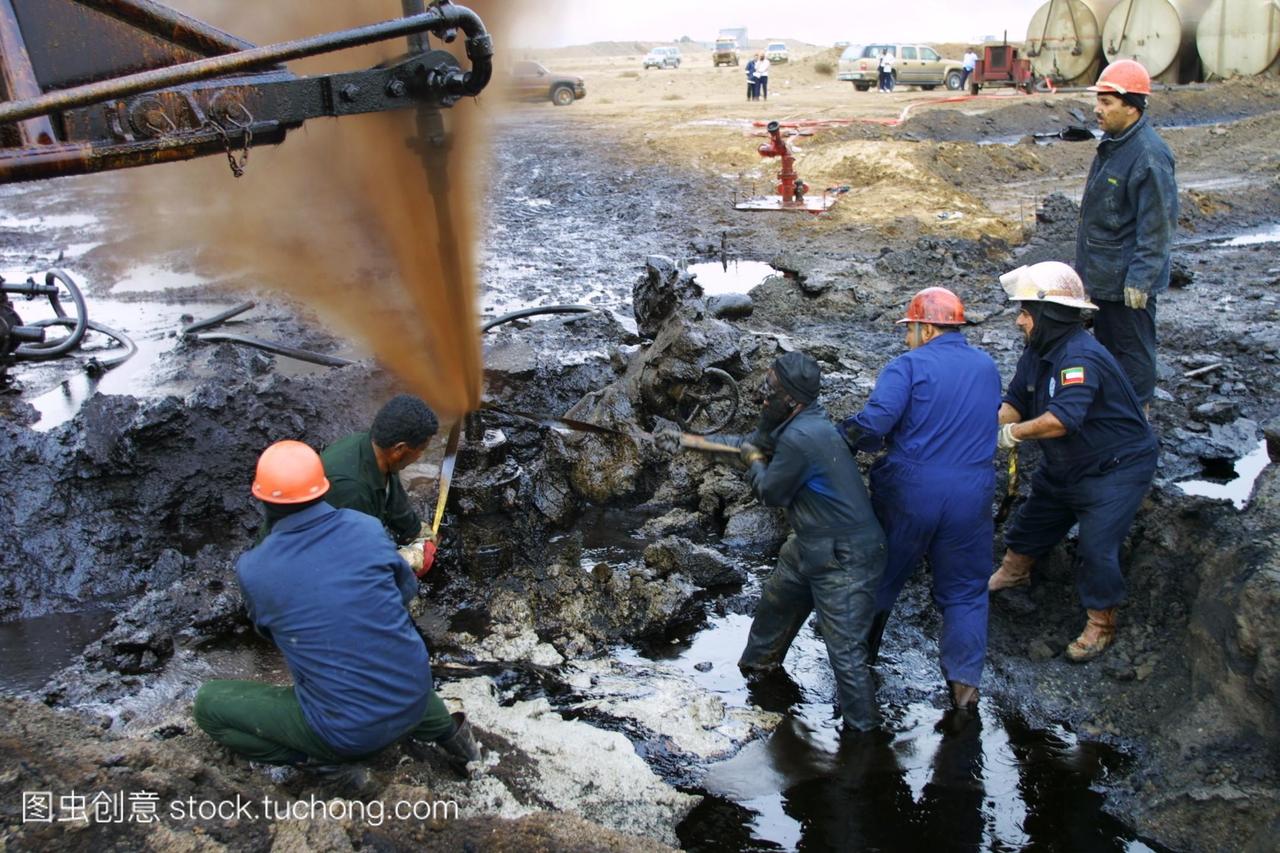 最近被扑灭的油井。这些消防队员来自科威特石