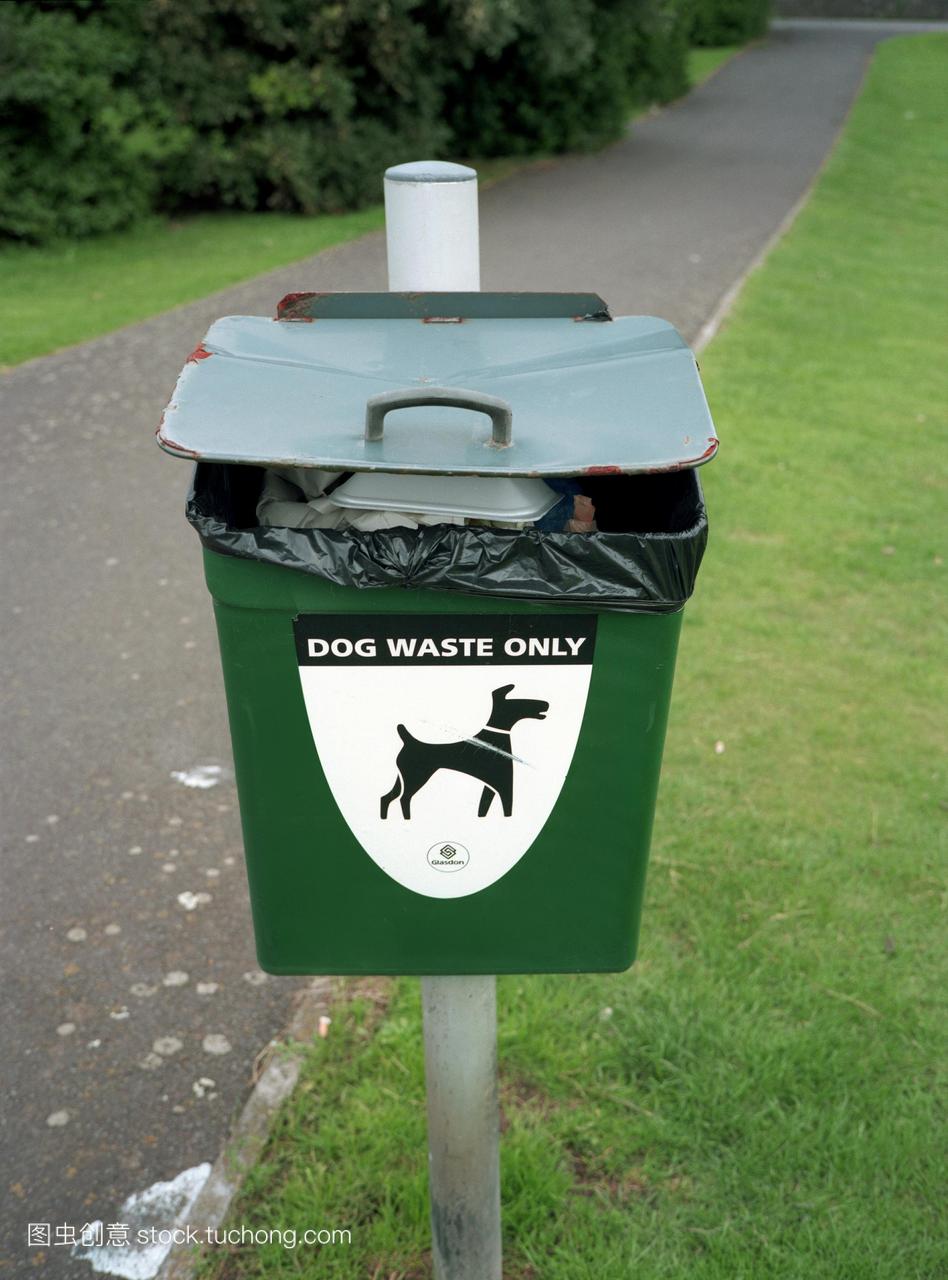 本狗浪费。垃圾箱使遛狗的人可以处理狗的粪便
