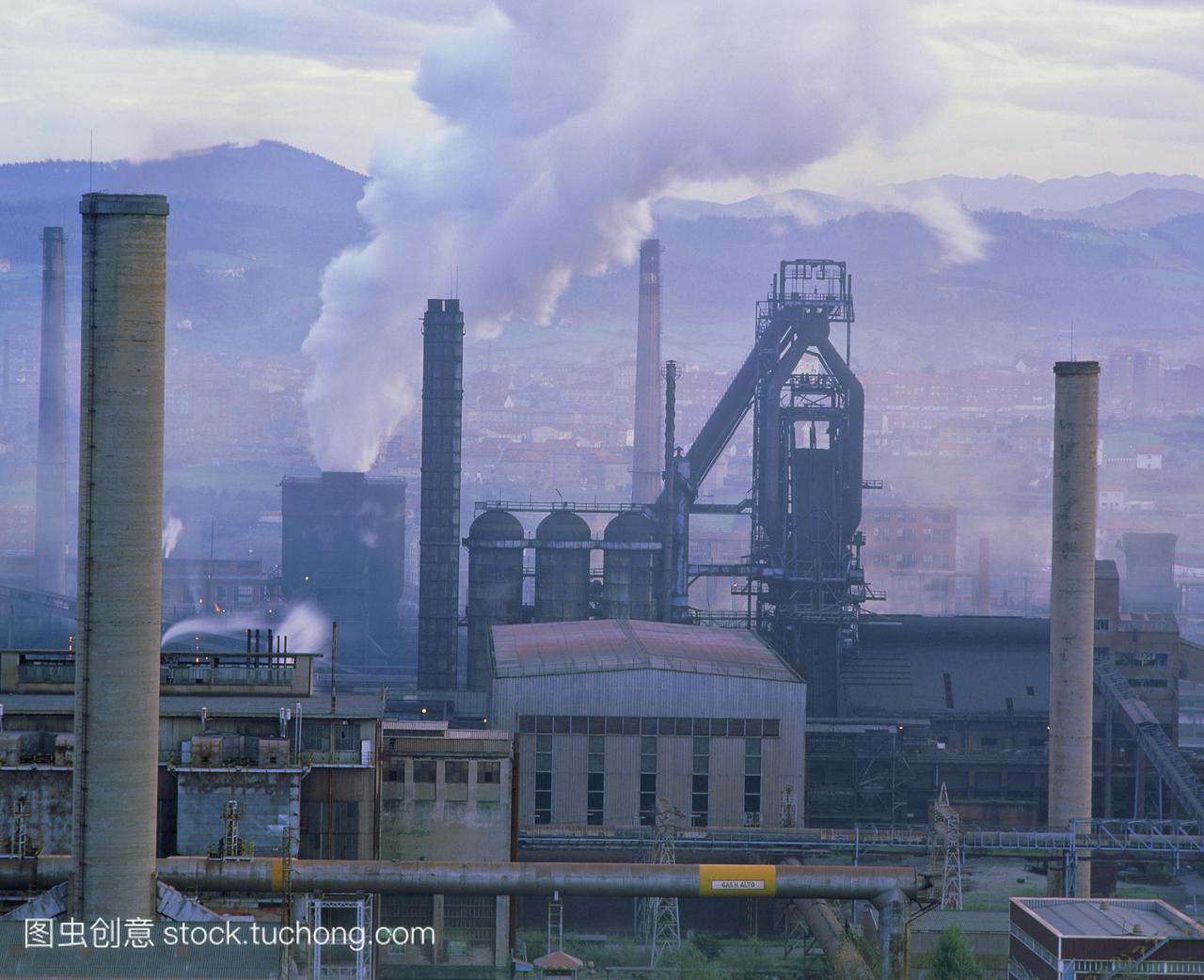 工业空气污染。钢铁厂生产烟雾附近的铁砧西班