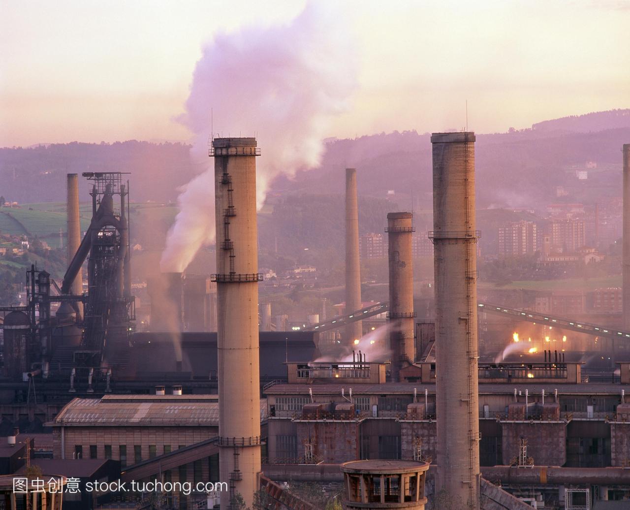 工业空气污染。钢厂的烟囱附近产生烟雾铁砧西